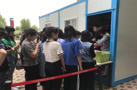 家长参观菜鸟驿站